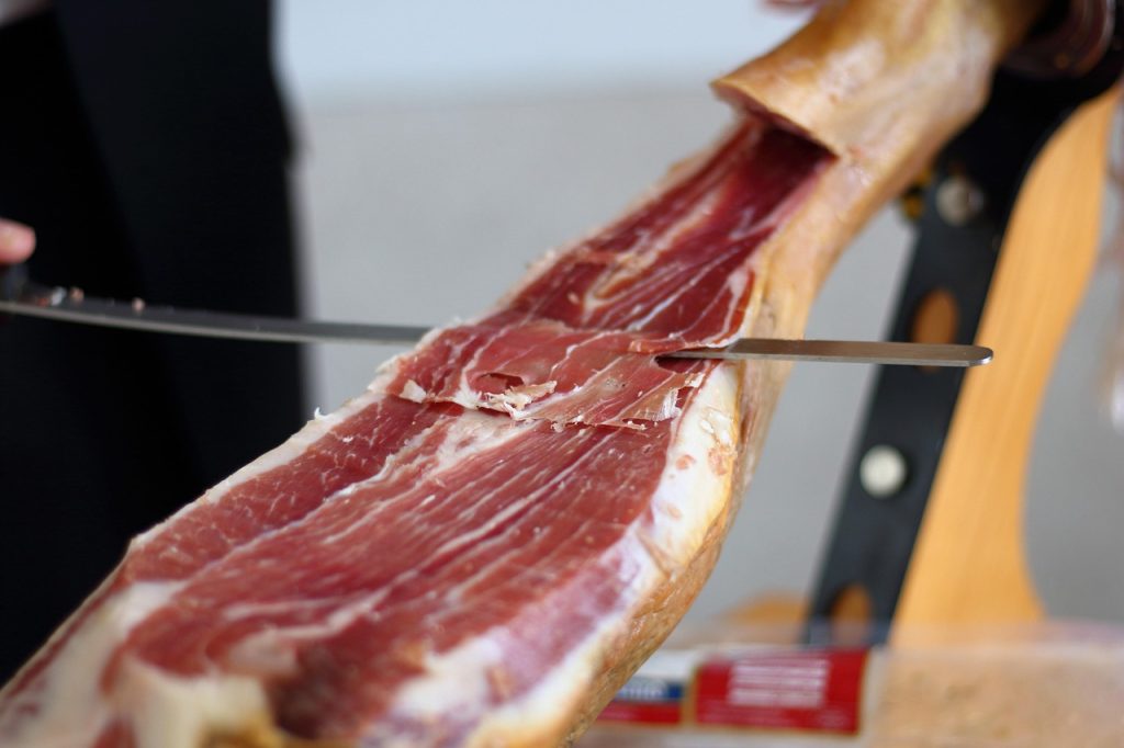 Faut-il couper le jambon au couteau ou à la machine